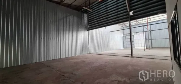 คลังสินค้า ให้เช่าในPak Kret, Nonthaburi - โถงเก็บของแบบเปิดโล่ง มีประตูม้วนและแผ่นหลังคาโปร่งแสงรับแสงธรรมชาติ