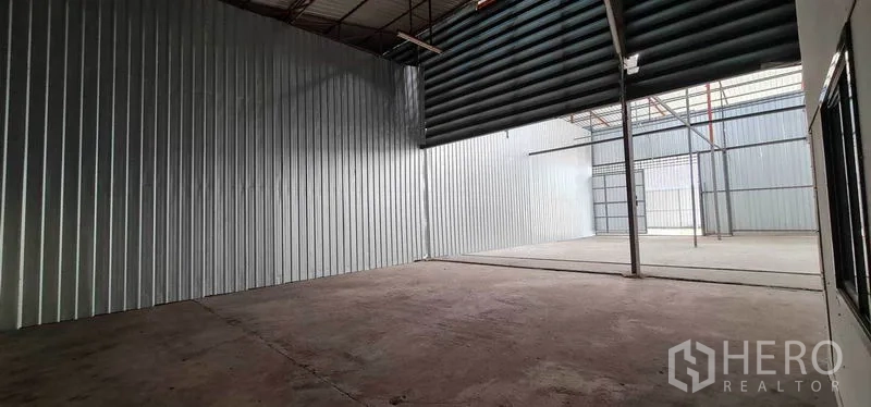 คลังสินค้า ให้เช่าในPak Kret, Nonthaburi - โถงเก็บของแบบเปิดโล่ง มีประตูม้วนและแผ่นหลังคาโปร่งแสงรับแสงธรรมชาติ