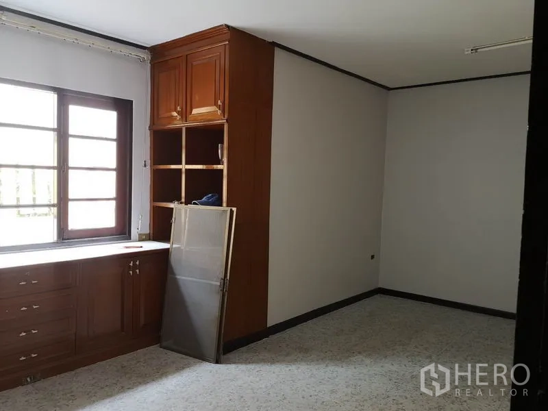 独立式住宅 出售 - 采光充足的房间，设有大窗与实木内置柜与搁架。