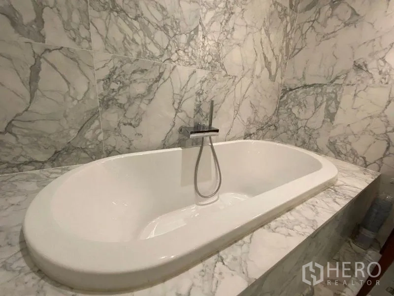 คอนโด ให้เช่าหรือขายในWatthana, Bangkok - อ่างอาบน้ำหินอ่อนบิวท์อิน พร้อมก๊อกน้ำติดผนังบรรยากาศสปา