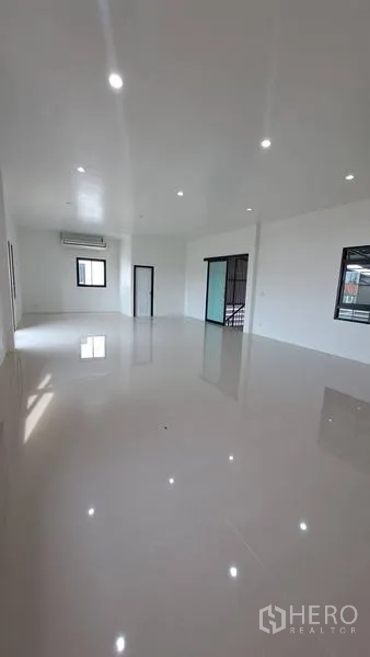 Warehouse for rent in Lam Luk Ka, Pathum Thani - Open office level with air-conditioning, sliding glass door and multiple windows.