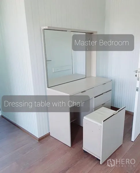 Detached House for rent in Bang Phli, Samut Prakan - Master bedroom dressing table with mirror and pull-out chair on wood floor