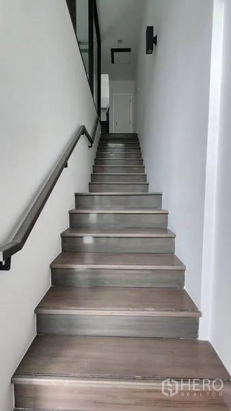 สำนักงานที่บ้าน ให้เช่า - บันไดตรง ขั้นไม้พร้อมราวจับ ขึ้นสู่ชั้นบน