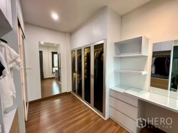 บ้าน ขายในBang Sao Thong, Samut Prakan - ห้องแต่งตัวกว้าง ตู้เสื้อผ้าบานกระจก โต๊ะเครื่องแป้ง และพื้นไม้