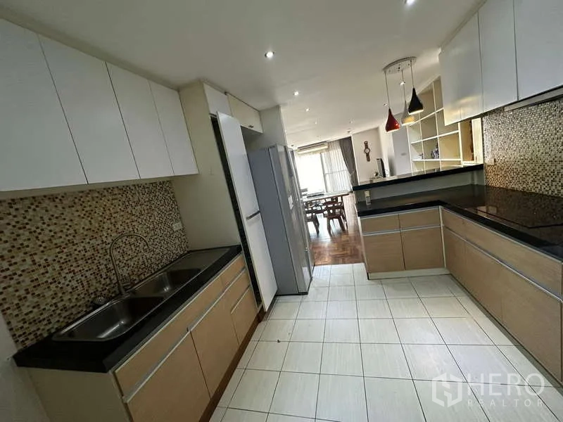 คอนโด ให้เช่าในWatthana, Bangkok - ครัวแบบกัลเลย์ ตู้เก็บของเยอะ ผนังโมเสก และโคมแขวน