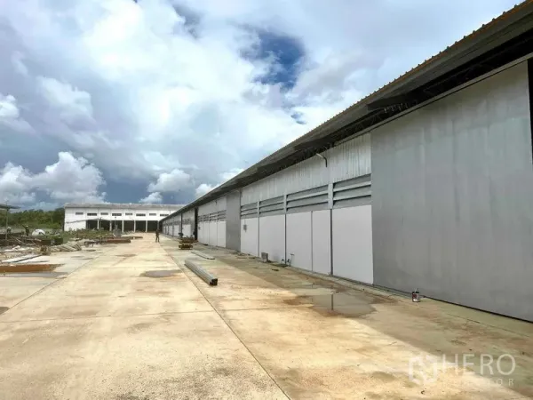 คลังสินค้า ให้เช่าในMueang Samut Prakan, Samut Prakan - ถนนภายในกว้างประมาณ 14 เมตร ขนาบแนวโกดัง เหมาะสำหรับรถคอนเทนเนอร์