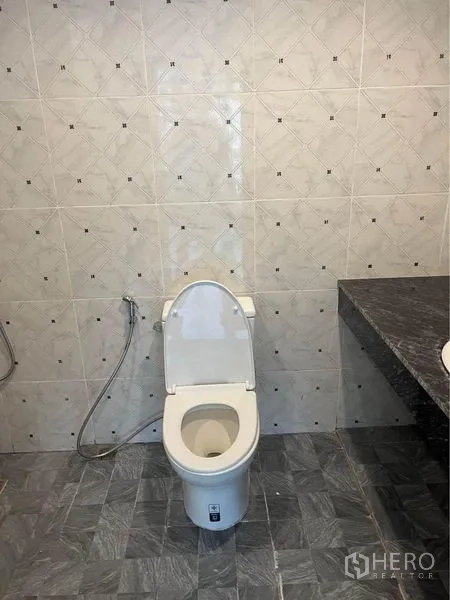 คอนโด ให้เช่าหรือขายในWatthana, Bangkok - ห้องน้ำปูกระเบื้อง โถสุขภัณฑ์ สายชำระ และท็อปหิน