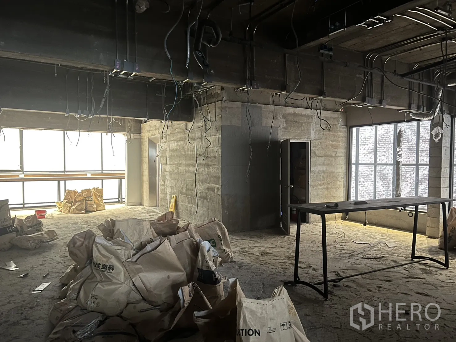 อาคารพาณิชย์ ให้เช่าในBang Rak, Bangkok - ชั้นปรับปรุงบางส่วน หน้าต่างบานใหญ่และงานระบบเปลือย