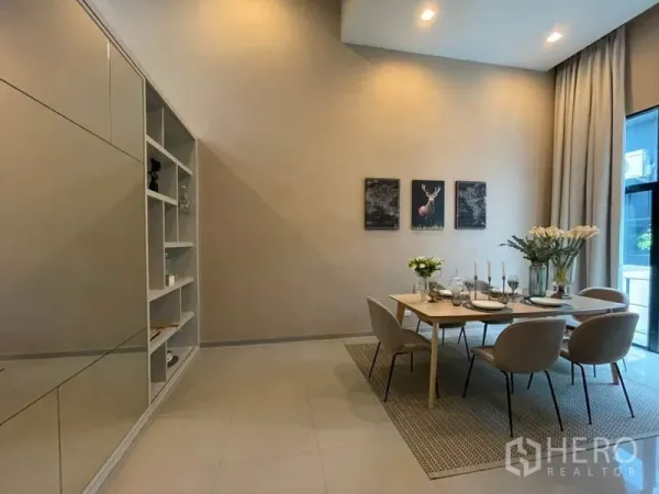 ทาวน์เฮาส์ ให้เช่าหรือขายในSuan Luang, Bangkok - ห้องทานอาหารสว่าง โปร่ง ผ้าม่านสูงจรดเพดาน พร้อมชั้นบิลท์อินและผนังกระจกเงา