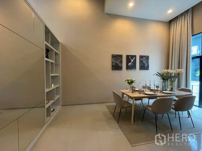 ทาวน์เฮาส์ ให้เช่าหรือขายในSuan Luang, Bangkok - ห้องทานอาหารสว่าง โปร่ง ผ้าม่านสูงจรดเพดาน พร้อมชั้นบิลท์อินและผนังกระจกเงา