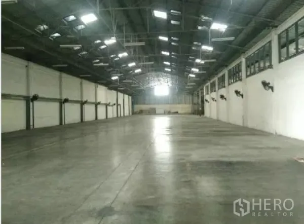 货栈 出租在Khlong Luang, Pathum Thani - 大跨距仓库，天窗与重载地面一览。