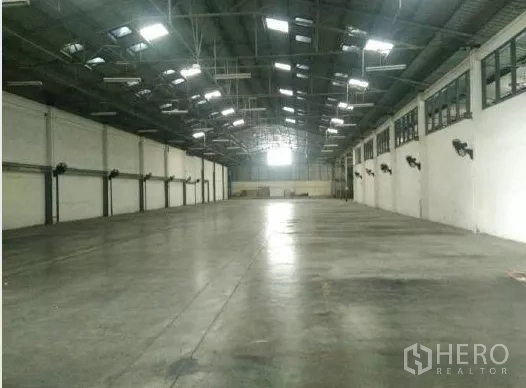 货栈 出租在Khlong Luang, Pathum Thani - 大跨距仓库，天窗与重载地面一览。