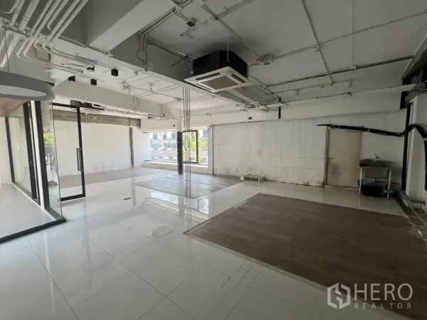 พื้นที่ขายปลีก ให้เช่า - ภายในแปลนเปิดโล่ง พื้นกระเบื้องสีขาว ฝ้าเปลือยและหน้าต่างบานใหญ่