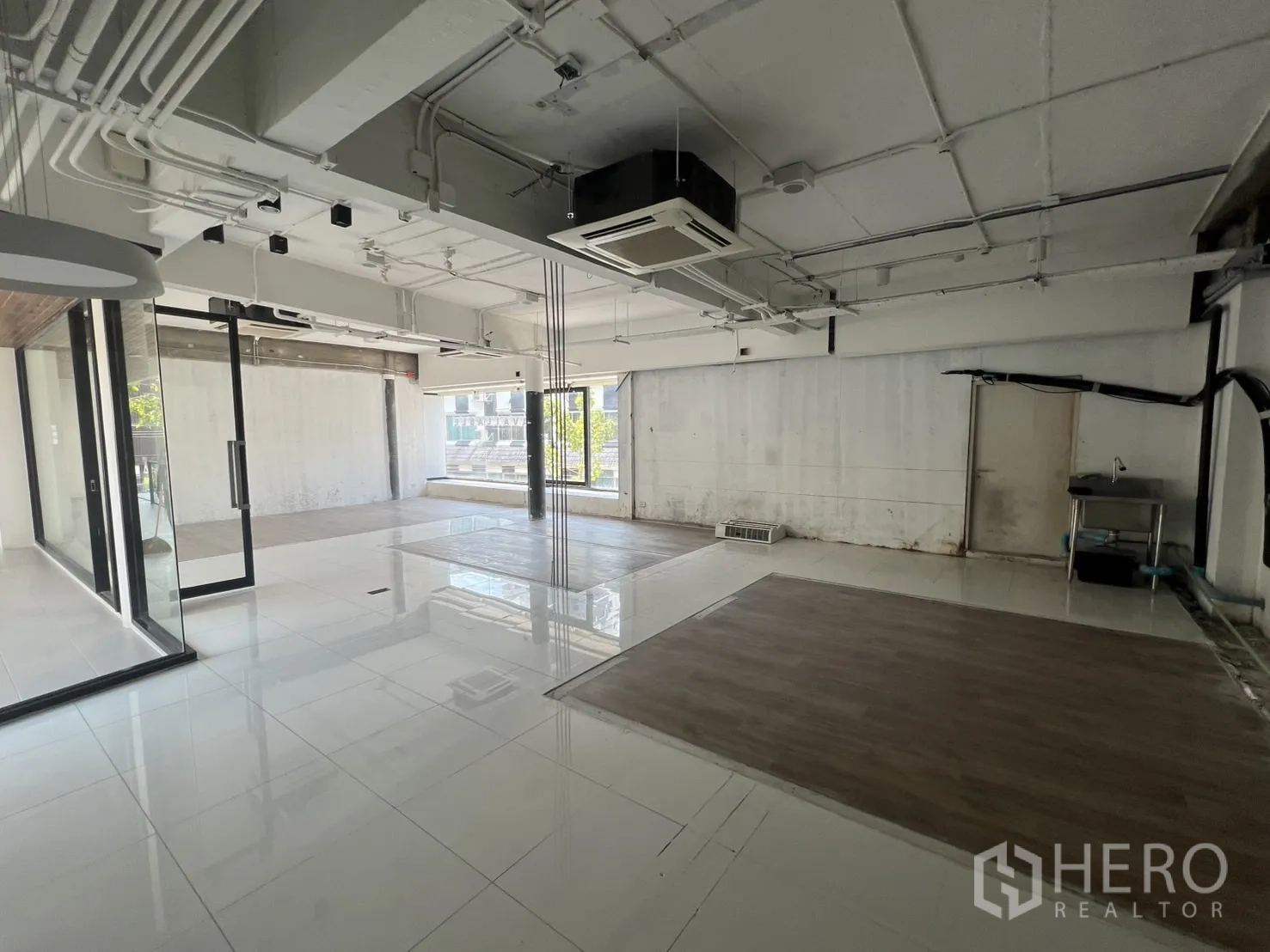 พื้นที่ขายปลีก ให้เช่า - ภายในแปลนเปิดโล่ง พื้นกระเบื้องสีขาว ฝ้าเปลือยและหน้าต่างบานใหญ่