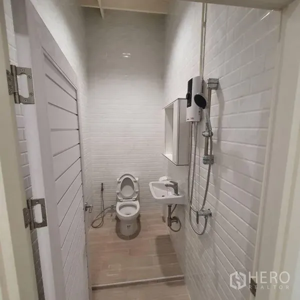 อาคารพาณิชย์ ให้เช่าหรือขายในKhlong Toei, Bangkok - ห้องน้ำสว่าง กระเบื้องทั้งห้อง พร้อมฝักบัว เครื่องทำน้ำอุ่น อ่างล้างหน้า และโถสุขภัณฑ์