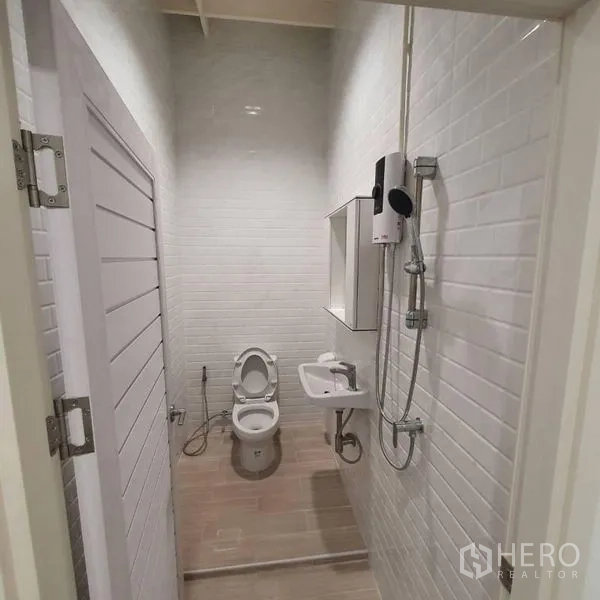 อาคารพาณิชย์ ให้เช่าหรือขายในKhlong Toei, Bangkok - ห้องน้ำสว่าง กระเบื้องทั้งห้อง พร้อมฝักบัว เครื่องทำน้ำอุ่น อ่างล้างหน้า และโถสุขภัณฑ์