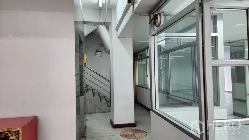 สำนักงาน ให้เช่าหรือขายในKhlong Toei, Bangkok - โถงทางเดินภายในเห็นบันไดและหน้าต่างกรอบอลูมิเนียม