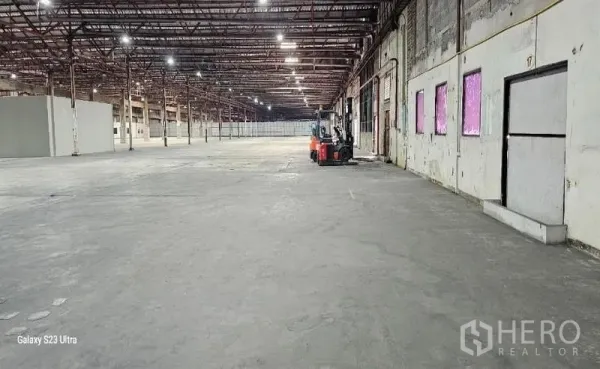 货栈 出租在Lam Luk Ka, Pathum Thani - 仓库内部开阔，高挑空间，钢柱架，照明充足，抛光混凝土地面。