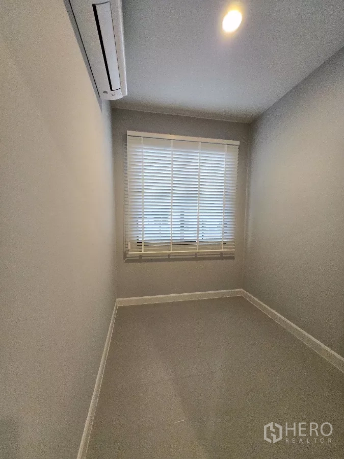 Detached House for rent in Bang Phli, Samut Prakan - Compact maid’s room or storage with window and air-conditioner.