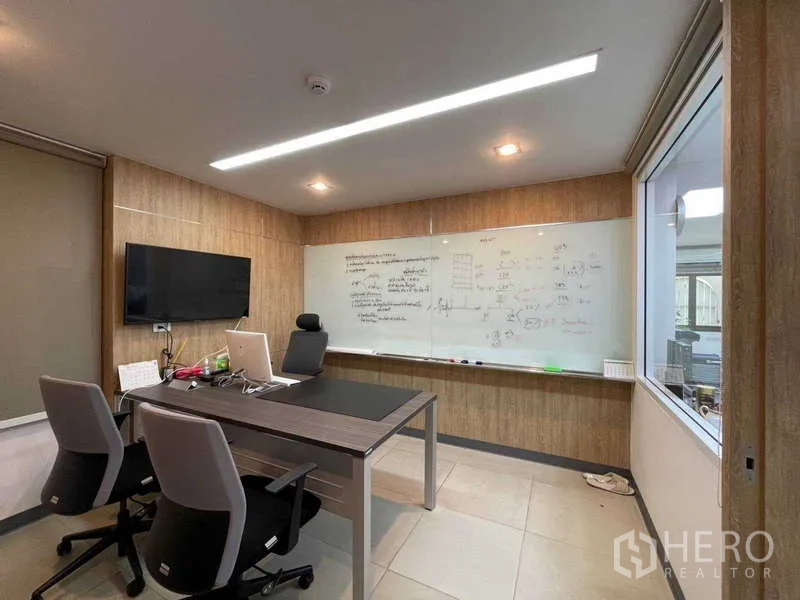 带办公室的家 出租在Watthana, Bangkok - 行政办公室，大型白板墙、电视和两把椅子