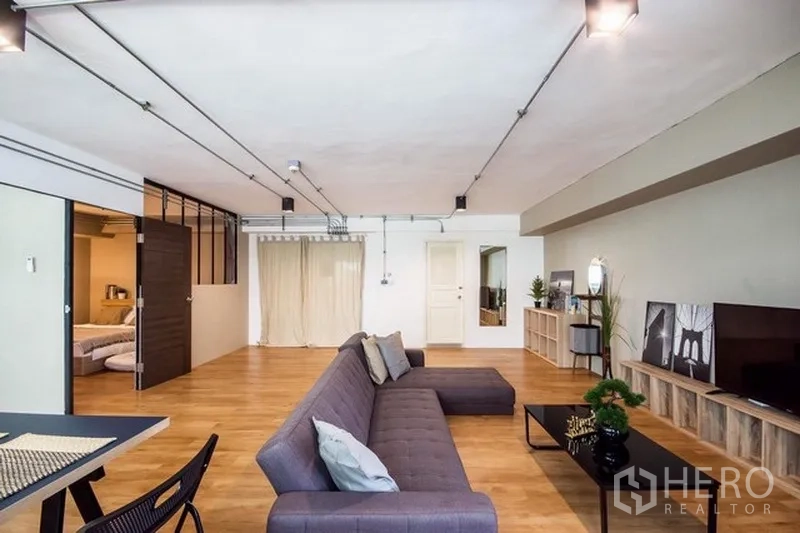 带办公室的家 出租在Phaya Thai, Bangkok - 开放办公区配灰色沙发、轨道灯，滑门通往私密房间。