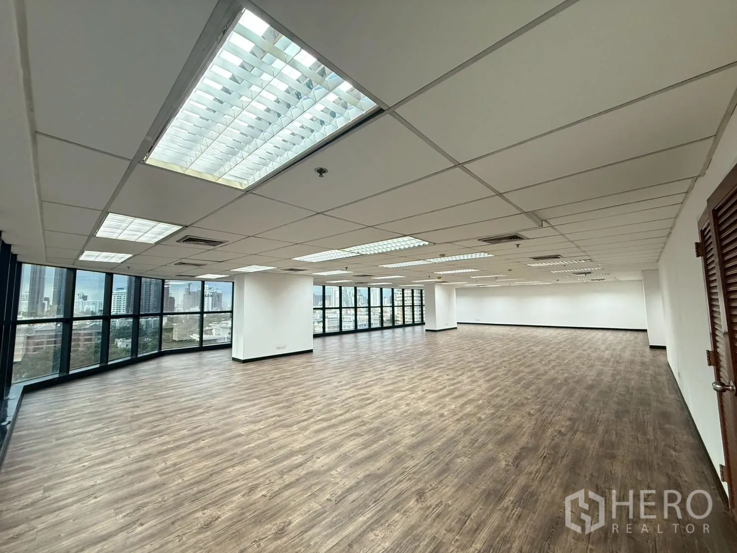 ออฟฟิศ for rent in Watthana, Bangkok - มุมสำนักงานพร้อมกระจกโดยรอบและไฟฟลูออเรสเซนต์บนฝ้าเพดาน