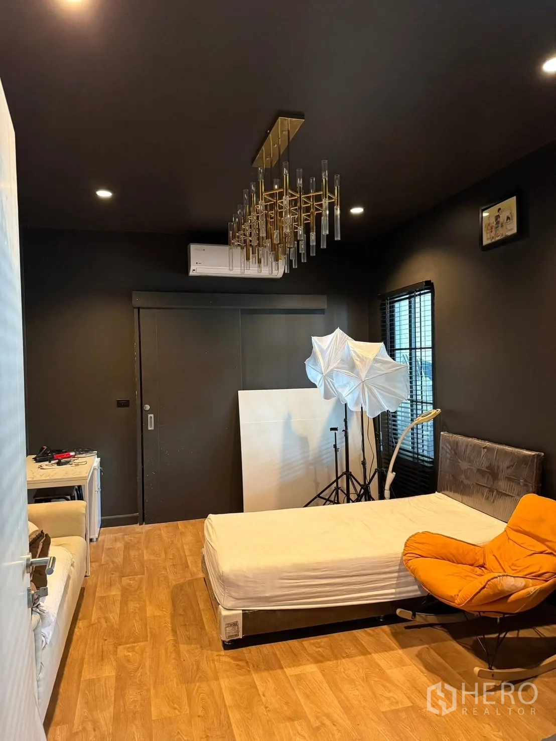 独立式住宅 出售在Mueang Pathum Thani, Pathum Thani - 深色卧室另一视角，床、休闲椅与窗户。