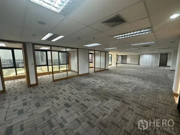 สำนักงาน ให้เช่าในKhlong Toei, Bangkok - พื้นที่สำนักงานเปิดโล่งขนาดใหญ่ พร้อมห้องประชุมกั้นกระจกและหน้าต่างพาโนรามา