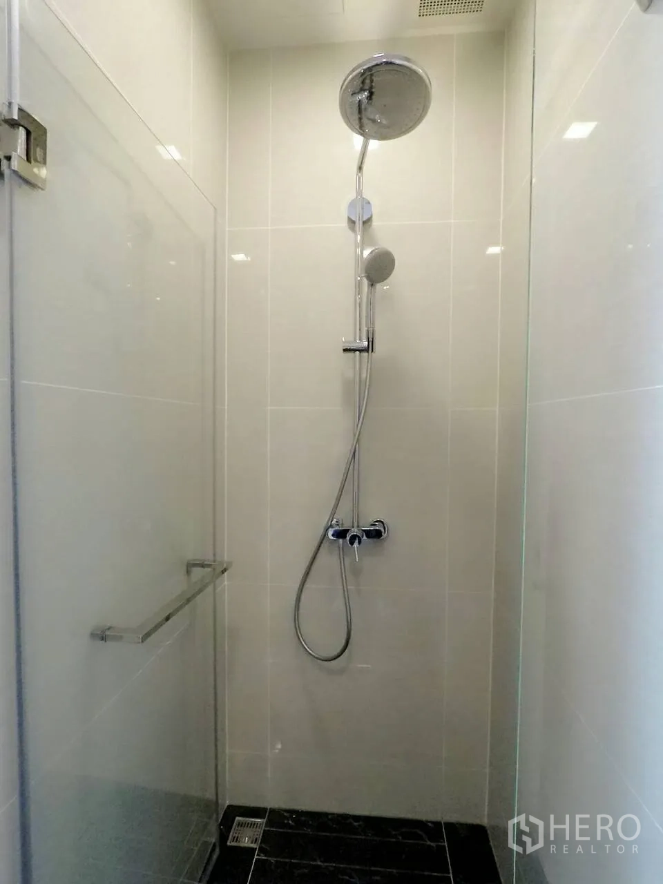 คอนโด ให้เช่าหรือขายในKhlong Toei, Bangkok - ห้องน้ำสมัยใหม่พร้อมตู้กระจกอาบน้ำ เรนชาวเวอร์และหัวฝักบัวมือถือ กระเบื้องโทนอ่อน