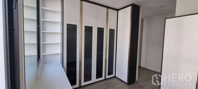 บ้าน ให้เช่าในLat Krabang, Bangkok - ตู้เสื้อผ้าบิวท์อินแบบเต็มผนังและชั้นวางของ รับแสงธรรมชาติ