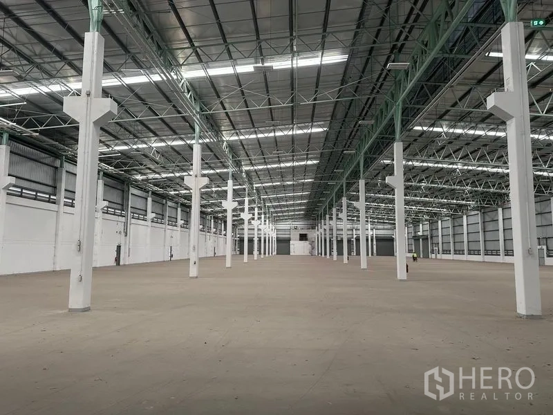 工厂 出租在Bang Sao Thong, Samut Prakan - 通透仓库空间，长跨钢梁与消防设施点位