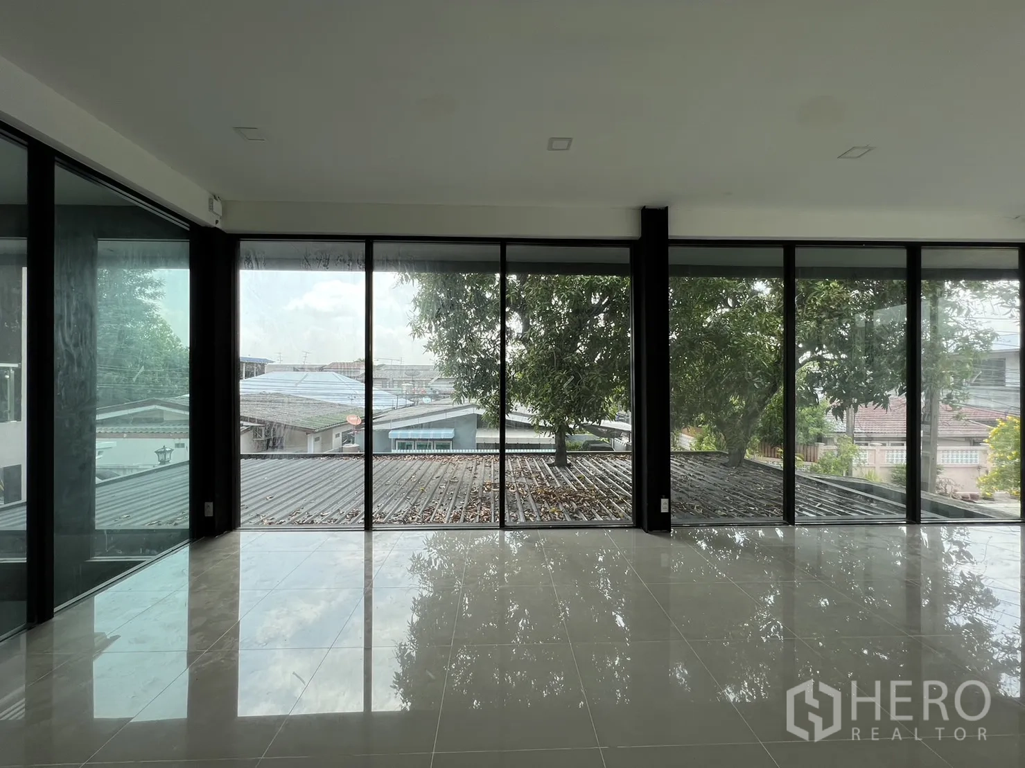 บ้าน ให้เช่าหรือขายในPhra Khanong, Bangkok - พื้นที่นั่งเล่นชั้นบน กระจกเต็มผนัง มุมมองเรือนยอดไม้