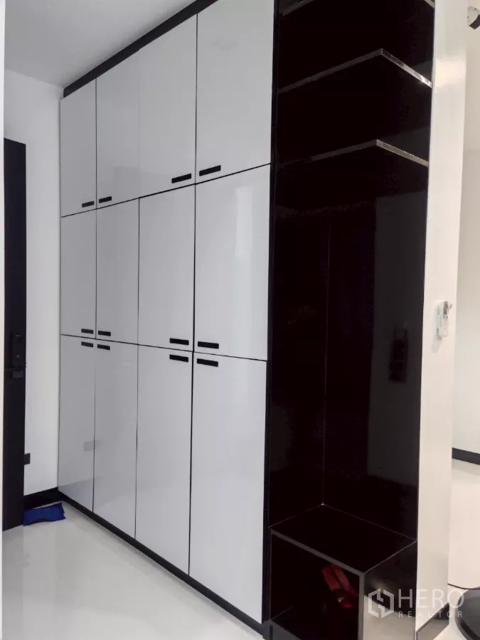 บ้าน ให้เช่าในWang Thonglang, Bangkok - ตู้บิวท์อินสูงสีขาวพร้อมชั้นเปิดโล่งสีดำตัดกัน