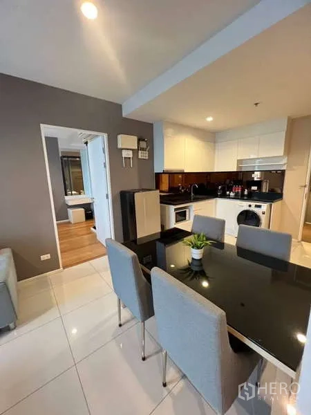 คอนโด ให้เช่า - โต๊ะอาหารสี่ที่นั่งข้างครัวสมัยใหม่ พร้อมเครื่องใช้บิวท์อินและเครื่องซักผ้า