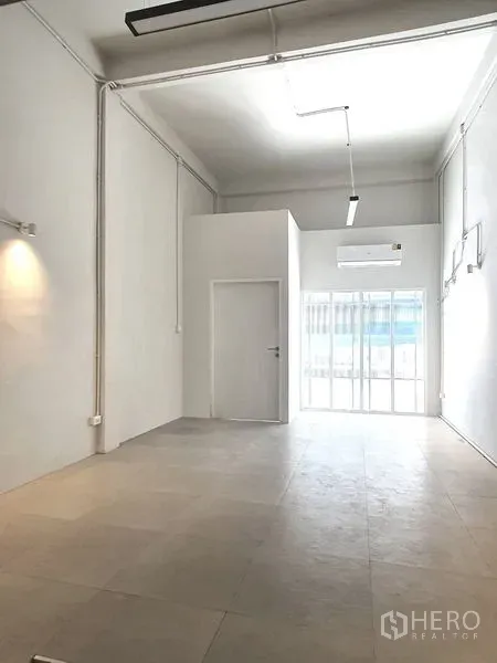 อาคารพาณิชย์ ให้เช่าในPhra Khanong, Bangkok - โถงหน้าร้านเพดานสูงโปร่ง พร้อมประตูกระจกบานเลื่อนและแอร์ผนัง ในอาคารพาณิชย์ย่านบางจาก