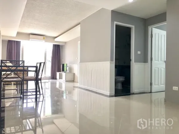 คอนโด ให้เช่าในKhlong Toei, Bangkok - มุมรับประทานอาหารและโถงทางเดินพื้นเงาเชื่อมสู่ห้องนอนภายในคอนโด