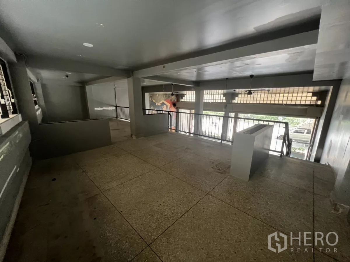 อาคารพาณิชย์ ให้เช่าในWatthana, Bangkok - ชั้นลอยกว้างมีราวกันตกและโคมไฟ เหมาะทำออฟฟิศหรือที่นั่ง.