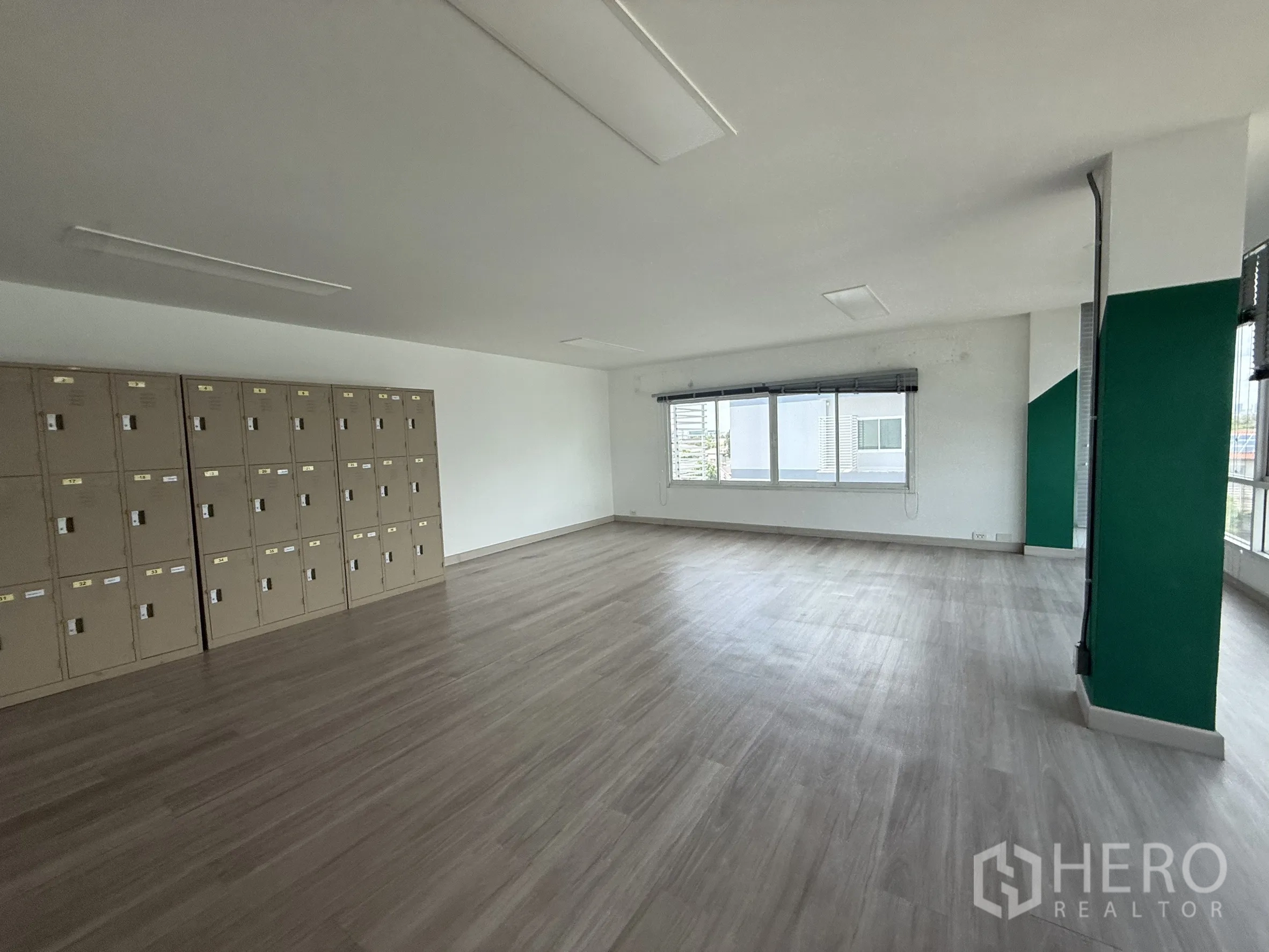 สำนักงาน ให้เช่าในBueng Kum, Bangkok - ห้องหัวมุมพร้อมตู้ล็อกเกอร์และหน้าต่างบานกว้างรับแสง