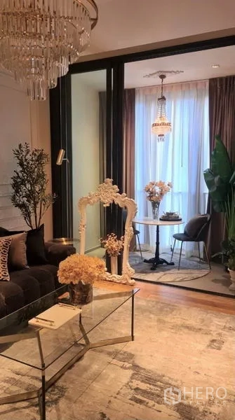 คอนโด ให้เช่าในKhlong Toei, Bangkok - ห้องนั่งเล่นต่อเนื่องมุมกระจกปิด พร้อมชุดโต๊ะบิสโทร โคมแขวน และของตกแต่ง