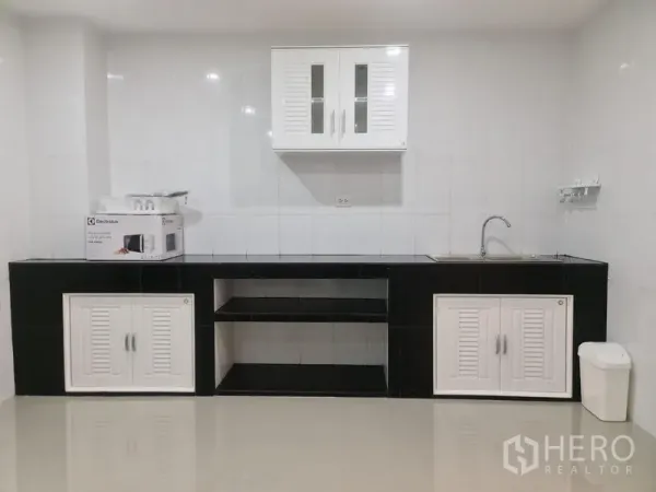 ทาวน์เฮาส์ ให้เช่าในKhlong Toei, Bangkok - ครัวปูกระเบื้องเรียบง่าย เคาน์เตอร์ขาวดำ ตู้ลอย ช่องเก็บของ และอ่างล้างจาน