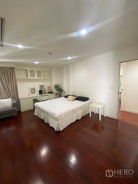 Condominium for rent in Pathum Wan, Bangkok - Wide view of the master bedroom with glossy wood floors.