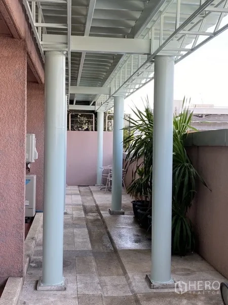 คอนโด ให้เช่าในBang Rak, Bangkok - ระเบียงซักล้างมีหลังคา เสาและกระถางต้นไม้