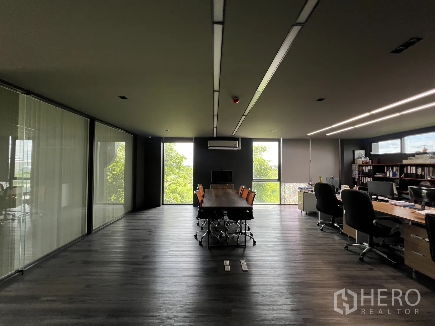 คลังสินค้า ขายในLat Krabang, Bangkok - พื้นที่ทำงานโอเพนเพลน โต๊ะประชุมยาว และหน้าต่างมองเห็นต้นไม้.