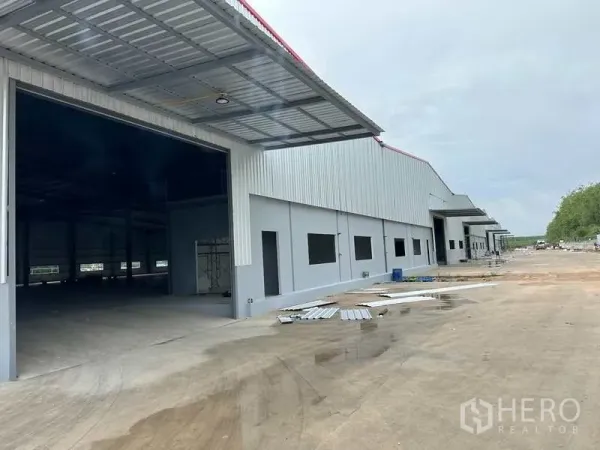 工厂 出租在Rayong - 多间新式工厂单元，配多扇卷帘门与卡车通行道路。