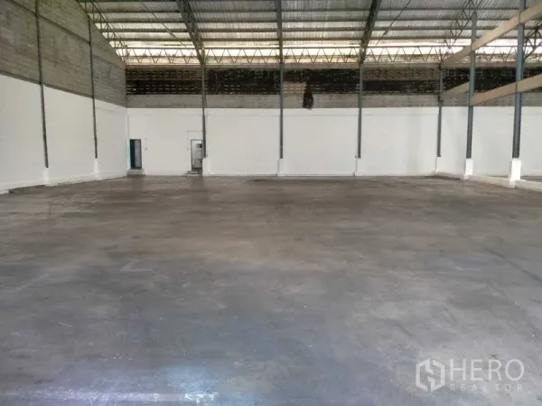 คลังสินค้า ให้เช่าในBang Phli, Samut Prakan - พื้นคอนกรีตขัดมัน พื้นที่โล่งไร้เสากลางและช่องรับแสง