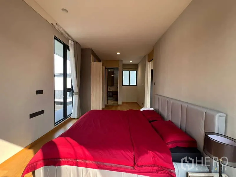 独立式住宅 出租在Suan Luang, Bangkok - 次卧带套内卫生间入口和内置衣柜