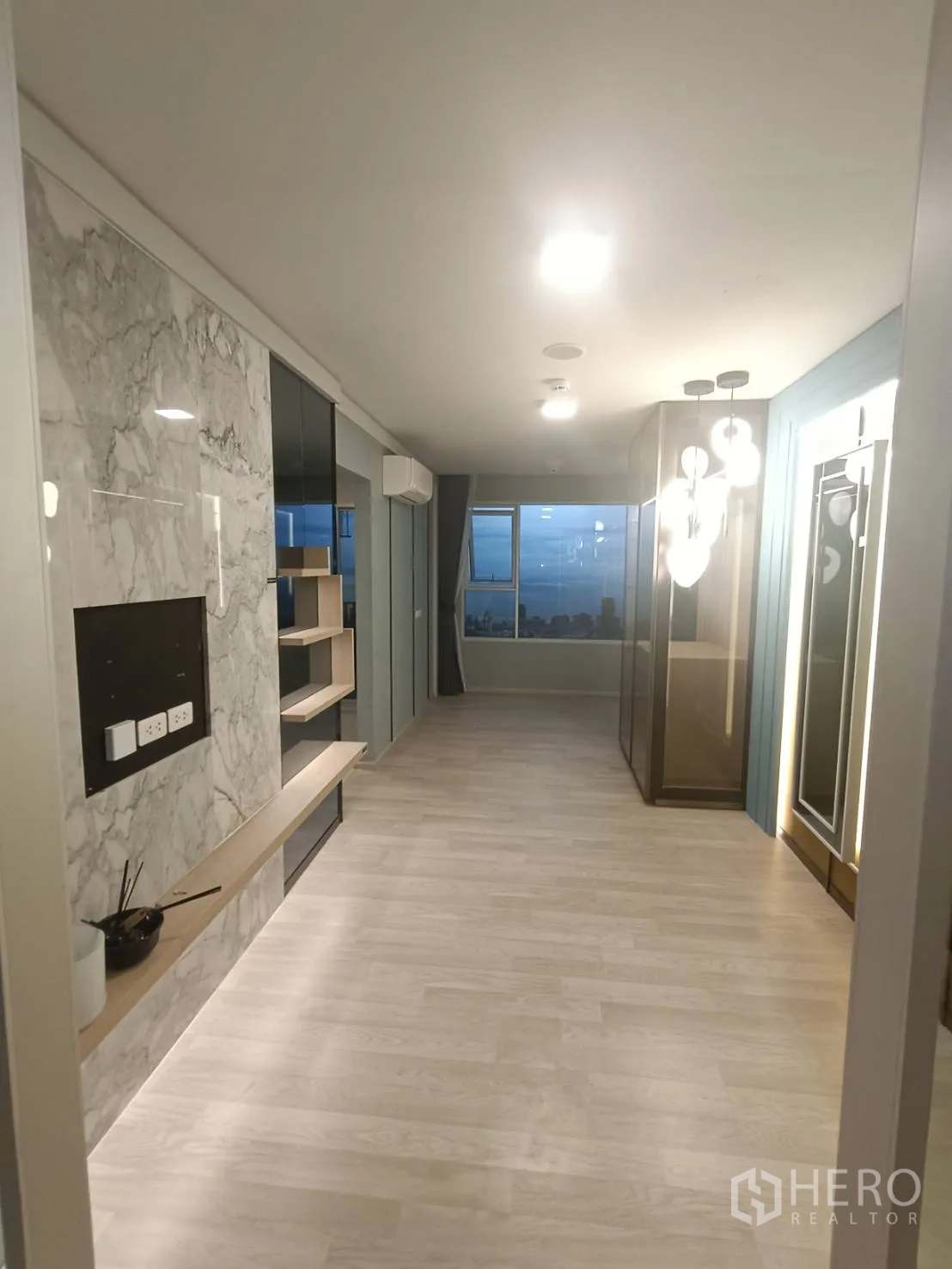 สำนักงานที่บ้าน ให้เช่าหรือขายในPhra Khanong, Bangkok - โถงทางเดินยาว ผนังตกแต่งลายหินอ่อน พื้นไม้ และหน้าต่างปลายทางเดิน