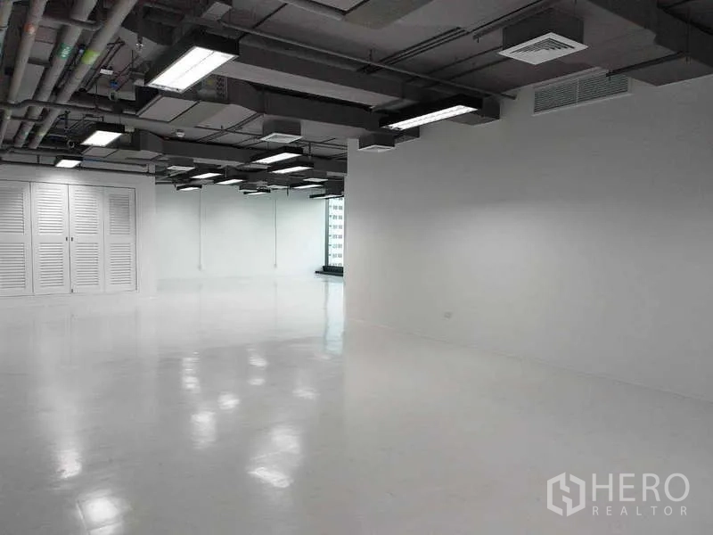 สำนักงาน ให้เช่า - ชั้นออฟฟิศ 170 ตร.ม. กว้างขวาง พร้อมไฟส่องสว่างหลายจุดและตู้เก็บของ.