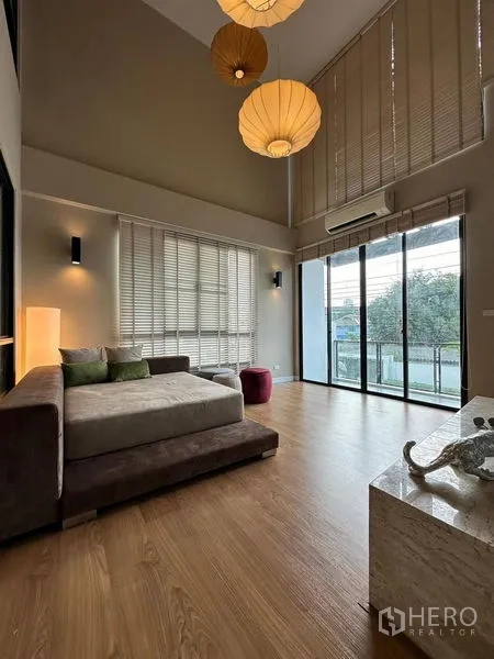 ทาวน์เฮาส์ ให้เช่าในKhlong Toei, Bangkok - โถงครอบครัวเพดานสูงพร้อมเดย์เบดและกระจกสูงจรดพื้น