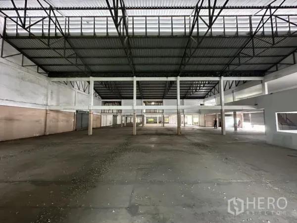 Factory for rent or sale in Khlong Luang, Pathum Thani - Open warehouse floor with clerestory windows and multiple support columns.